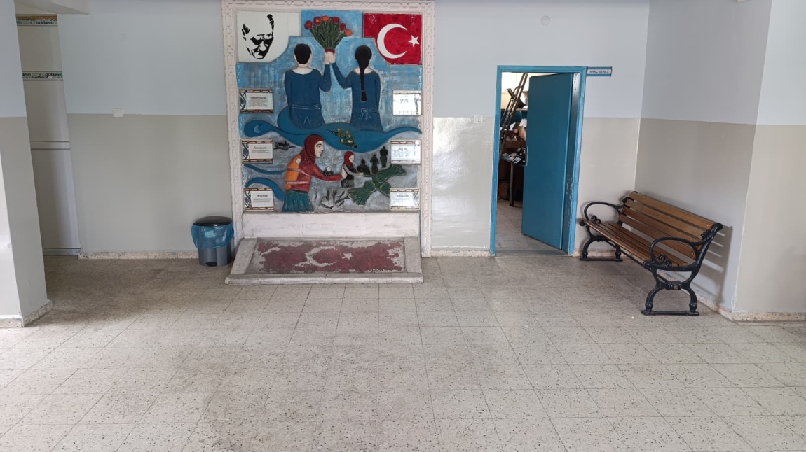 Okulumuz Zemin Katında Yüzey Temizliği Çalışmaları Devam Ediyor